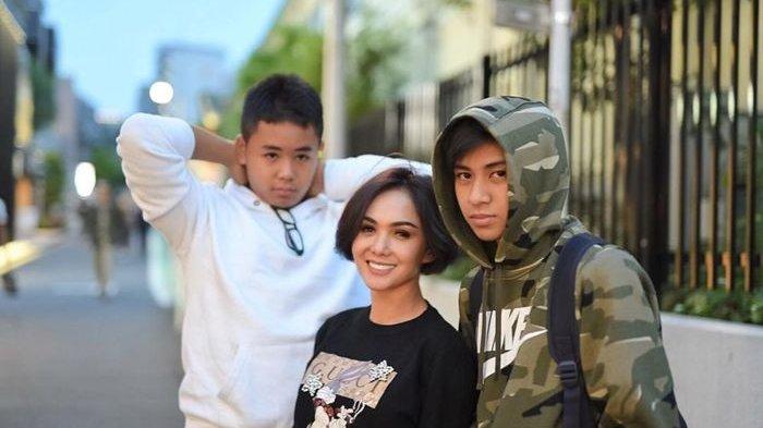Yuni Shara dan dua putranya, Cevin dan Cello