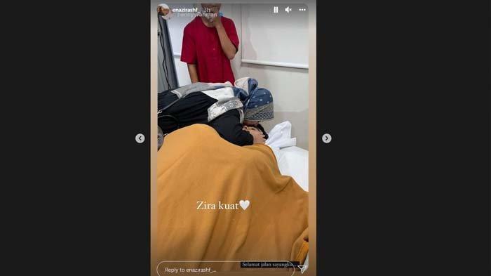 Nadzira Shafa menangis saat mencium jenazah sang suami, Ameer Azzikra