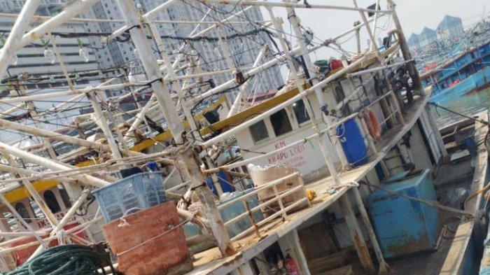 Perahu KM Krapu Lodi 60 gross ton (GT) yang digunakan para nelayan asal Kabupaten Indramayu yang terimbang ambing di tengah cuaca buruk