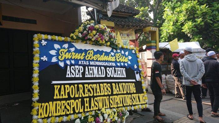 Jenazah Ahmad Solihin tiba di kediamannya di Cibaduyut, Kota Bandung, Sabtu (18/6/2022).