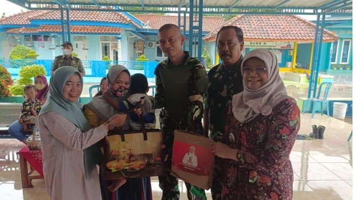 Anggota Kodim 0616/Indramayu saat blusukan menyerahkan bantuan asupan gizi untuk anak penderita stunting di Kabupaten Indramayu, Minggu (17/7/2022).