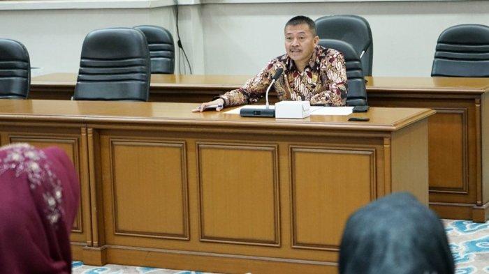 Anggota Komisi I DPRD Kota Cirebon, Edi Suripno, saat memimpin rapat kerja bersama DPMPTSP, DPUTR, DKUKMPP, BPKPD, Bappelitbangda, dan Satpol PP Kota Cirebon di Griya Sawala DPRD Kota Cirebon, Jalan Siliwangi, Kota Cirebon, Rabu (11/1/2023)