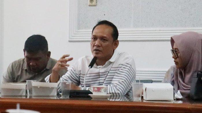 Anggota Komisi III DPRD Kota Cirebon, Fitrah Malik (tengah), saat rapat kerja bersama Disnaker Kota Cirebon di Ruang Serbaguna DPRD Kota Cirebon, Jalan Siliwangi, Kota Cirebon, Rabu (18/1/2023).