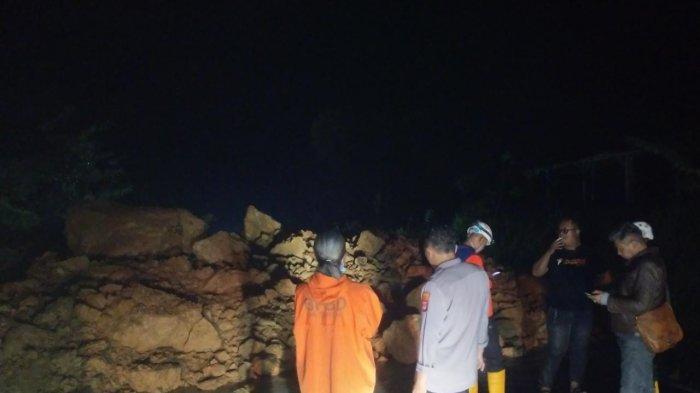 Bencana longsor terjadi di kawasan jalan Lingkar Timur Jatigede, tepatnya di Desa Jemah, Kecamatan Jatigede, Sumedang, Sabtu (14/1/2023) malam