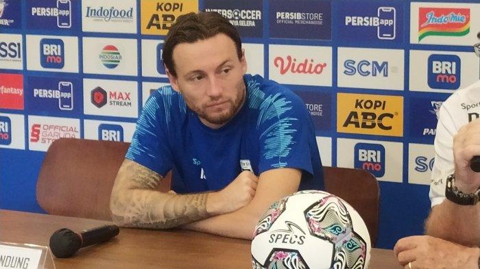 Gelandang Persib Bandung, Marc Anthony Klok jelaskan persiapan timnya untuk hadapi Madura United, dalam konferensi pers sebelum pertandingan di Graha Persib, Jumat (29/7/2022).