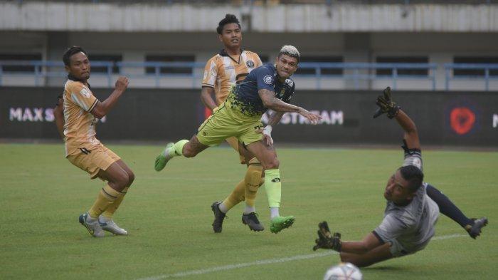 Penyerang Persib Bandung Ciro Alves saat laga uji coba melawan Bekasi City FC.