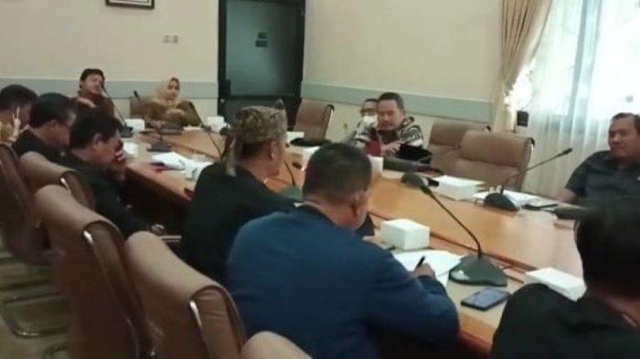 DPRD Indramayu saat mengundang Dinas Pertanian dalam rapat kerja mitra komisi perihal pupuk bersubsidi, Selasa (27/12/2022).