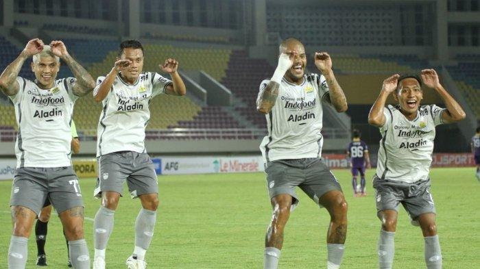 David da Silva, Ciro Alves, Beckham Putra, dan Dedi Kusnandar melakukan selebrasi setelah David mencetak gol kedua bagi Persib Bandung ke gawang Persik Kediri.