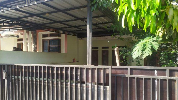 Kediaman pria berinisial A, diamankan Densus 88 antiteror di kediamannya di Cisaranten Kulon, Kecamatan Arcamanik, Kota Bandung, Minggu 17 April 2022 sore.