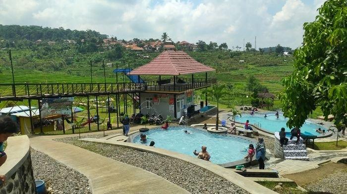 Suasana di destinasi wisata baru di Majalengka, yakni Objek Wisata Air Sawah Bengkok di Desa Teja, Kecamatan Rajagaluh, Kabupaten Majalengka, Sabtu (21/1/2023).