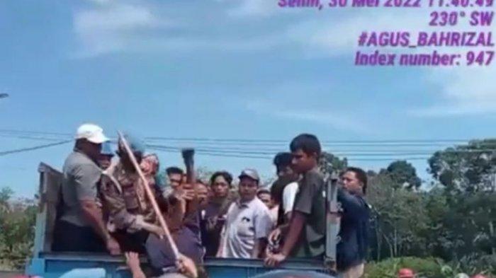 Tangkapan layar video viral anggota polisi banting seorang pria dari atas mobil truk di Kabupaten Rokan Hulu, Riau, Senin (30/5/2022).
