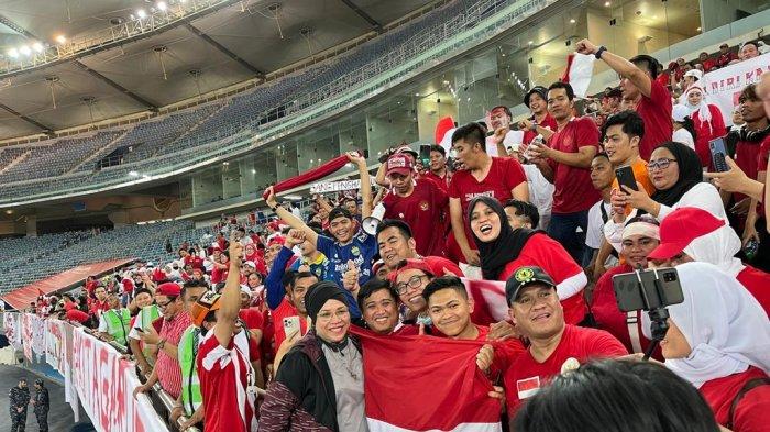 Duta Besar Indonesia untuk Kuwait, Lena Maryana, berbaur bersama suporter Indonesia di Kuwait menonton laga Timnas Indonesia vs Nepal di Stadion Jaber Al Ahmad, Kuwait, Rabu (15/6/2022) dini hari WIB.