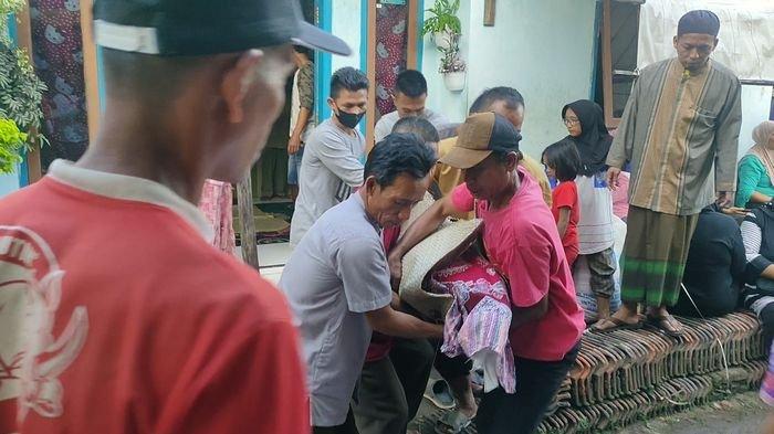Dua dari Lima jenazah korban laka lantas di Ciamis asal Desa Burujul Wetan, Kecamatan Jatiwangi, Kabupaten Majalengka tiba di rumah duka, Senin (8/8/2022).