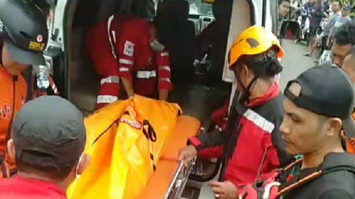 Jenazah Masitoh (45) dimasukkan ke dalam ambulans, selanjutnya divisum di Puskesmas Karanganyar