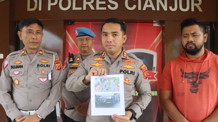 Kapolres Cianjur Doni Herman saat menunjukan rekaman CCTV yang merekam kendaraan yang diduga telah melindas korban, Rabu (25/1/2023).