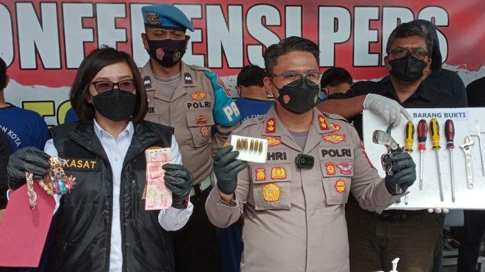 Kapolres Cirebon Kota, AKBP M Fahri Siregar (kedua kanan), beserta jajarannya saat menunjukkan sejumlah barang bukti dalam konferensi pers di Mapolres Cirebon Kota, Jalan Veteran, Kota Cirebon, Rabu (4/1/2023).