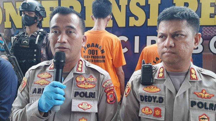 Kapolresta Cirebon, Kombes Pol Arif Budiman (kiri), beserta jajarannya saat konferensi pers di Mapolresta Cirebon, Jalan R Dewi Sartika, Kecamatan Sumber, Kabupaten Cirebon, Rabu (25/1/2023)