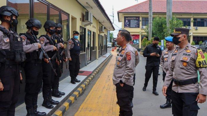 Kapolresta Cirebon, Kombes Pol Arif Budiman, saat mengecek pengamanan di Pos Penjagaan Mapolresta Cirebon, Jalan R Dewi Sartika, Kecamatan Sumber, Kabupaten Cirebon, Kamis (8/12/2022)