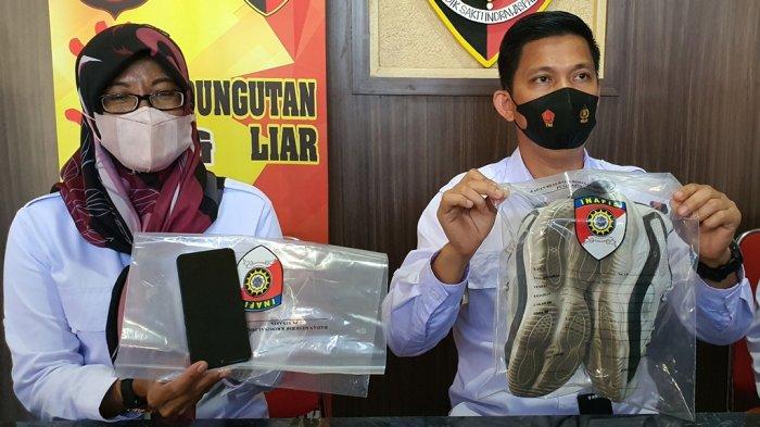 Kasat Reskrim Polresta Cirebon, Kompol Anton (kanan), saat menunjukkan sejumlah barang bukti kasus perundungan dalam konferensi pers di Mapolresta Cirebon, Jalan R Dewi Sartika, Kecamatan Sumber, Kabupaten Cirebon, Kamis (22/9/2022).