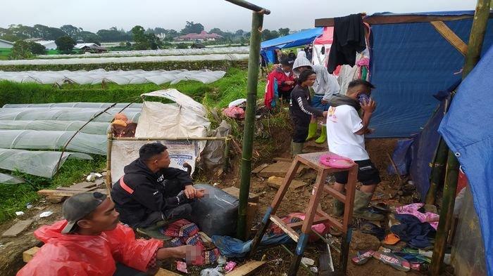 Kawasan pengungsi di Tunggilis, Desa Ciherang, Kecamatan Pacet yang kanan kirinya terdapat perkebunan sayur dan plastik persemaian sayur, Senin (28/11/2022).