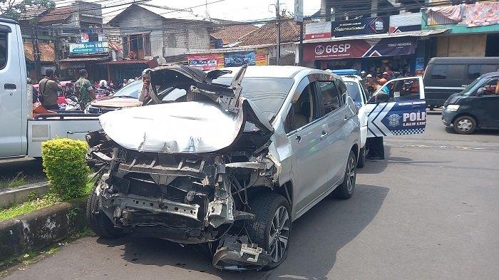 Kecelakaan maut mobil Xpander Silver seruduk angkot di jalan RA Kosasih tepatnya di dekt simpang jalan Perum Pesona Cibeureum, Kecamatan Cibeureum Kota Sukabumi Kamis (22/9/2022).