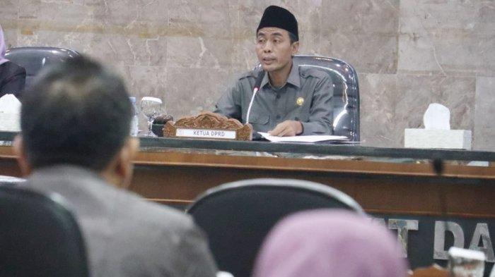 Ketua DPRD Kota Cirebon, Ruri Tri Lesmana, saat memimpin rapat paripurna di Griya Sawala DPRD Kota Cirebon, Jalan Siliwangi, Kota Cirebon, Selasa (4/10/2022)