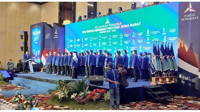 Ketua Umum Partai Demokrat, Agus Harimurti Yudhoyono (AHY) melantik Ketua DPD Partai Demokrat Jawa Barat periode 2022-2027, Anton Sukartono Suratto, beserta jajaran pengurusnya di The Trans Luxury Bandung, Selasa (12/4/2022).