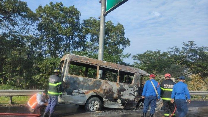 Kondisi kendaraan Elf Travel yang terbakar di Tol Cipali Km 98 Subang, Rabu(14/9/2022) sekitar pukul 06.30 WIB