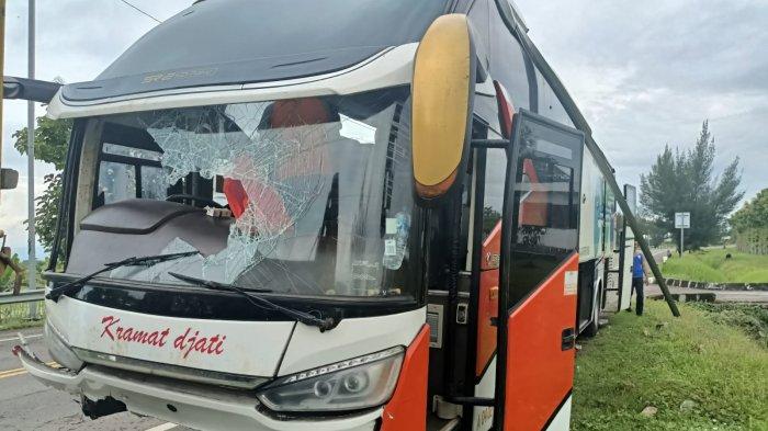 Kondisi mobil Bus Kramat Djati yang mengalami kecelakaan di ruas Tol Cipali KM 147 wilayah hukum Polres Majalengka