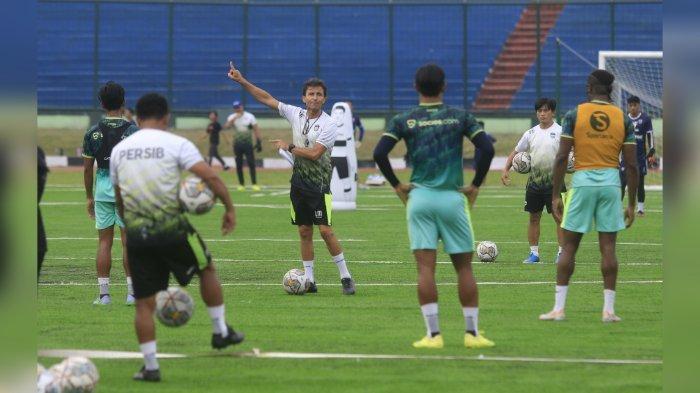 Pelatih Persib Bandung Luis Milla memberikan arahan kepada pemain saat memimpin latihan di Stadion Siliwangi, Bandung, Senin (16/1/2023). Dalam latihan ini Marc Klok absen.