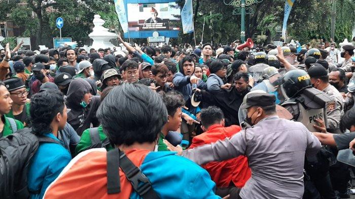 Massa GMC saat terlibat adu jotos dan dorong-dorongan dalam unjuk rasa menolak harga BBM naik di Jalan Siliwangi, Kota Cirebon, Kamis (8/9/2022).