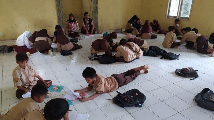 Murid SDN Sukagalih Cikalongkulon Cianjur terpaksa belajar ngampar di Musala karena ruangan kelasnya nyaris ambruk.