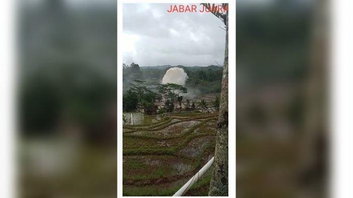 Tangkapan layar video pipa air di PLTMH yang ada di Bungbulang, Garut, jebol. Air yang keluar seperti air terjun raksasa.