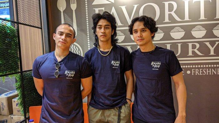 Para pemain film Balada Si Roy (dari kiri ke kanan) Omara Esteghlal, Abidzar Al Ghifari, dan Jourdy Pranata, saat ditemui usai menyapa warga Cirebon di CSB Mall, Jalan Cipto Mangunkusumo, Kecamatan Kesambi, Kota Cirebon, Minggu (22/1/2023).
