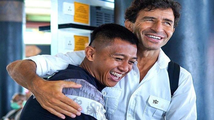 Pelatih Persib Bandung, Luis Milla memeluk Febri Hariyadi sebelum melakukan penerbangan menuju Makassar untuk melawan PSM di pekan ketujuh Liga 1 2022/2023, Sabtu (27/8/2022).