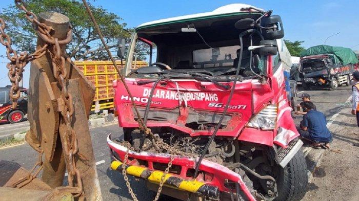 Kondisi mobil yang ringsek akibat kecelakaan di Jalur Pantura Indramayu di Desa Santing, Kecamatan Losarang, Minggu (5/6/2022).