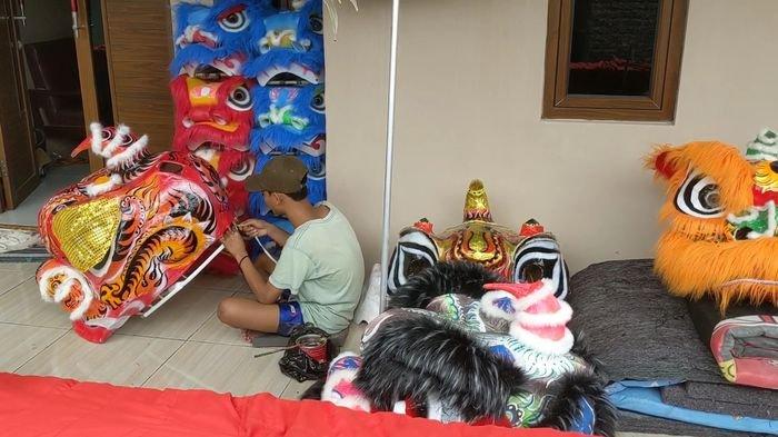 Perajin barongsai saat membuat pesanan di Desa Serang, Kecamatan Klangenan, Kabupaten Cirebon, Sabtu (14/1/2023).