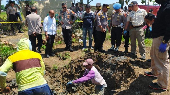 Petugas saat menggali tempat dikuburnya jenazah korban di Desa Eretan Wetan, Kecamatan Kandanghaur, Kabupaten Indramayu, pada Senin (27/11/2022).