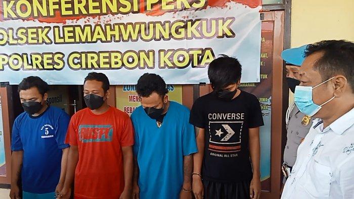 Empat tersangka pengeroyokan yang diamankan di Mapolsek Lemahwungkuk, Kecamatan Lemahwungkuk, Kota Cirebon, Jumat (29/7/2022).