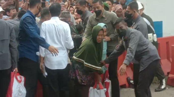 Suasana ratusan warga pengunjung pasar Sukamandi, yang berharap bisa mendapatkan bantuan dari Presiden RI Joko Widodo.
