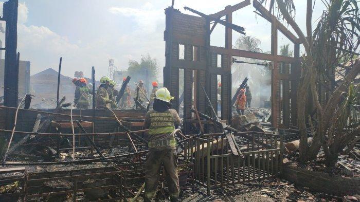 RM Ampera di Jalan Soekarno Hatta Bandung ludes terbakar.