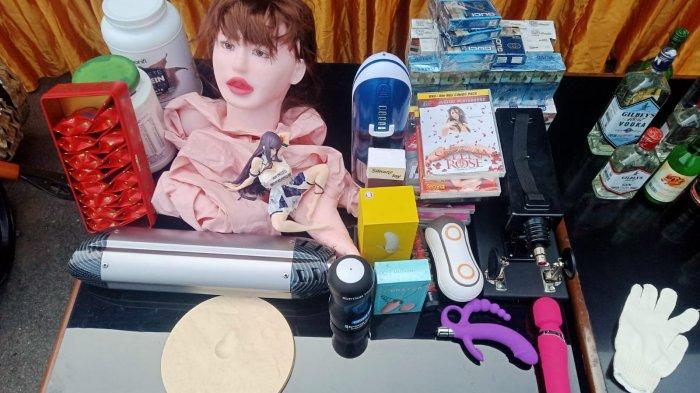 Ratusan sex toys terdiri dari dildo hingga boneka seks dimusnahkan di Kantor Pengawasan dan Pelayanan Bea dan Cukai Tipe Madya Pabean A Bandun, Jalan Rumah Sakit, Rabu (30/3/2022).