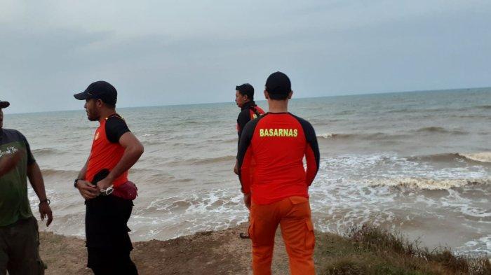 Tim Rescue Pos SAR Cirebon saat berada di sekitar lokasi kejadian korban terseret arus di Pantai Desa Mekarsari, Kecamatan Patrol, Kabupaten Indramayu, Minggu (21/8/2022).