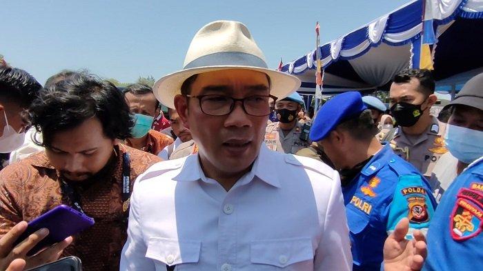 Gubernur Jawa Barat saat bakti sosial bersama Kapolda Jawa Barat, Irjen Pol Suntana di Karangsong Indramayu, Kamis (15/9/2022).