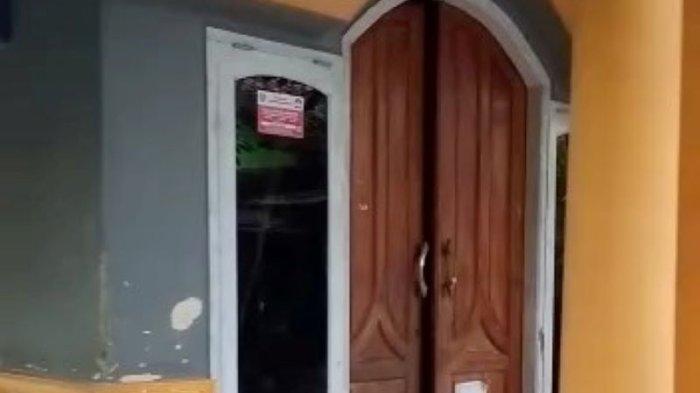Rumah-rumah mewah yang ditempeli stiker keluarga miskin penerima bansos di Indramayu