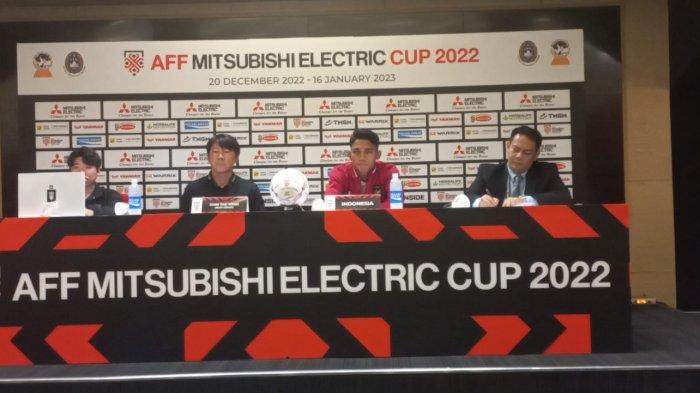 Pelatih Timnas Indonesia Shin Tae-yong dan pemain Marselino Ferdinan dalam konferensi pers menjelang Indonesia vs Vietnam.