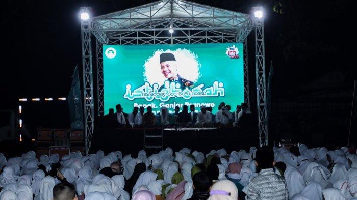 Ribuan santri dan kiai dari Pondok Pesantren Nur El Falah, Serang Banten menggelar selawat dan doa bersama untuk mendukung Gubernur Jawa Tengah, Ganjar Pranowo maju di pemilihan Presiden 2024.
