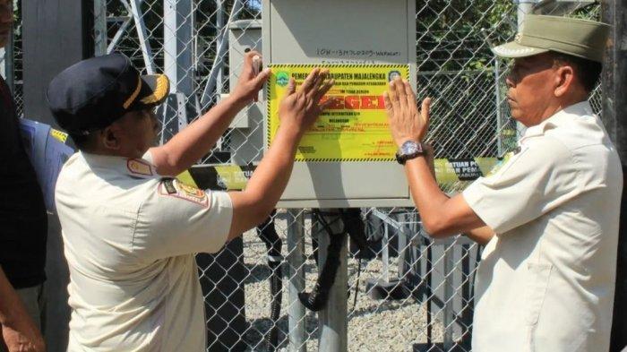 Satpol PP dan Damkar Majalengka menyegel menara telekomunikasi belum berijin di Desa Weragati, Kecamatan Palasah, Kabupaten Majalengka, Jumat (6/1/2023).