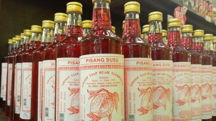 Satu botol sirup cap Tjampolay ukuran 630 ml