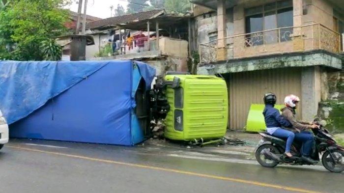 Satu unit mobil truk pengangkut logistik untuk bantuan korban gempa Cianjur terguling di Jalan Raya Cipatat, Kampung Cisaladah